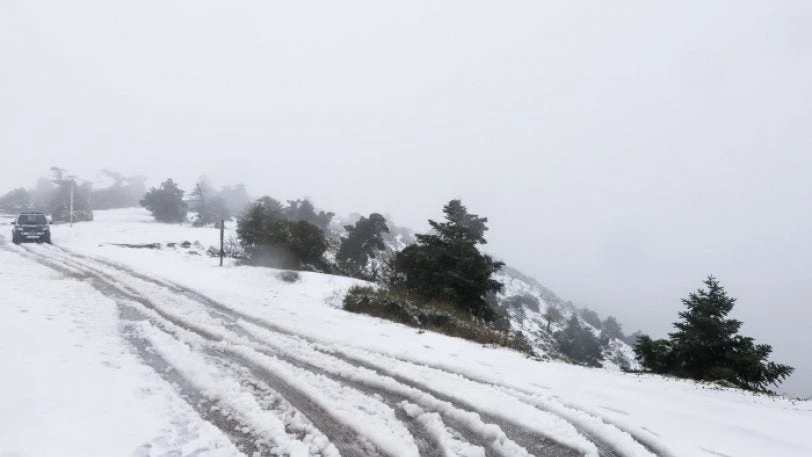 Χιονίζει ασταμάτητα στην Πάρνηθα: Στους -4 το θερμόμετρο (βίντεο)